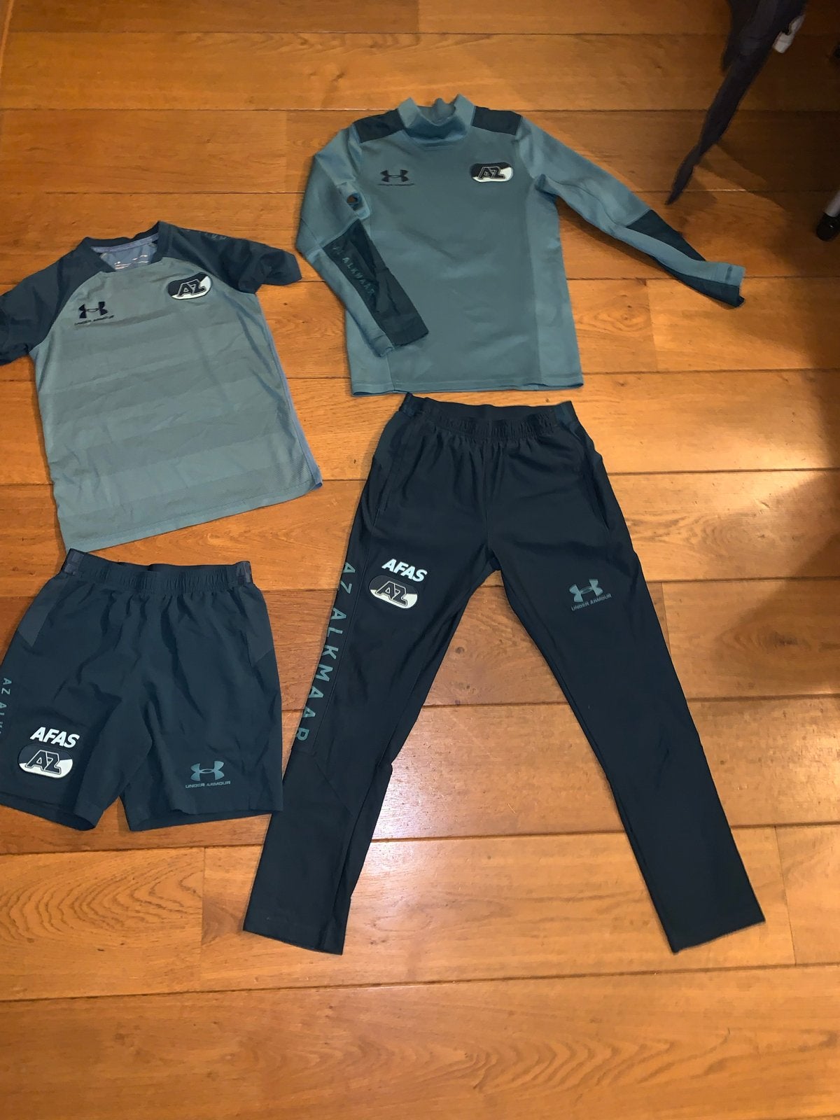 AZ Alkmaar Under Armour Trainingsset maat 134/140, Ophalen of Verzenden, Zo goed als nieuw, Meisje