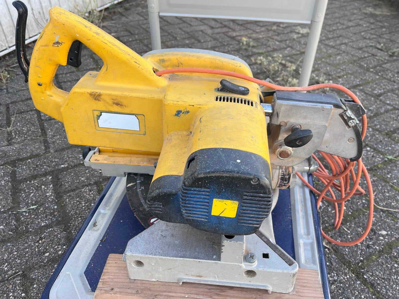 Afkortzaag  DeWalt, Doe-het-zelf en Verbouw, Gereedschap | Zaagmachines, Ophalen, 600 tot 1200 watt, Zo goed als nieuw, Afkortzaag