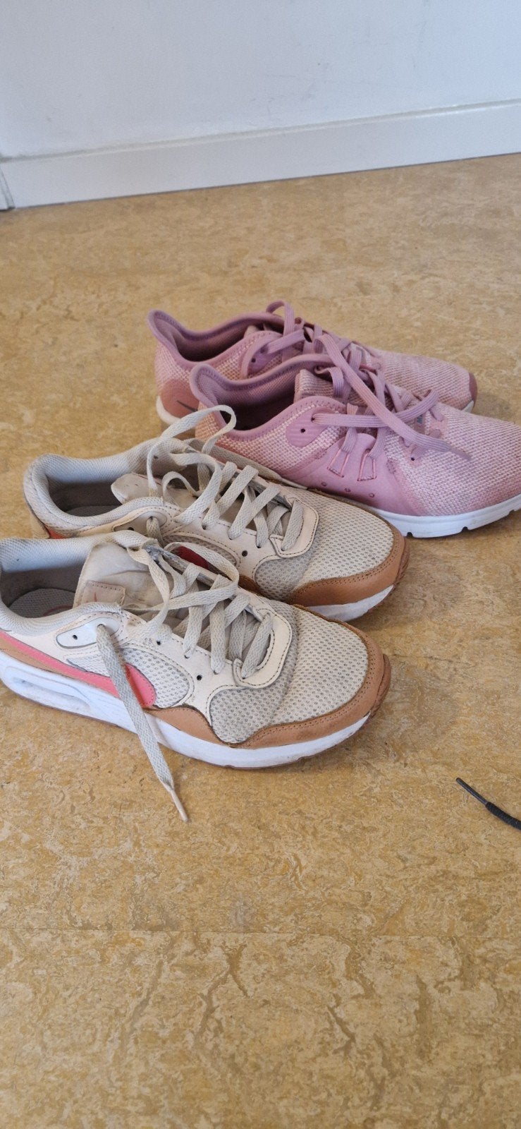 Nike Air Sneakers - Roze en Crème, Kleding | Dames, Schoenen, Nike, Ophalen of Verzenden, Sneakers of Gympen, Roze