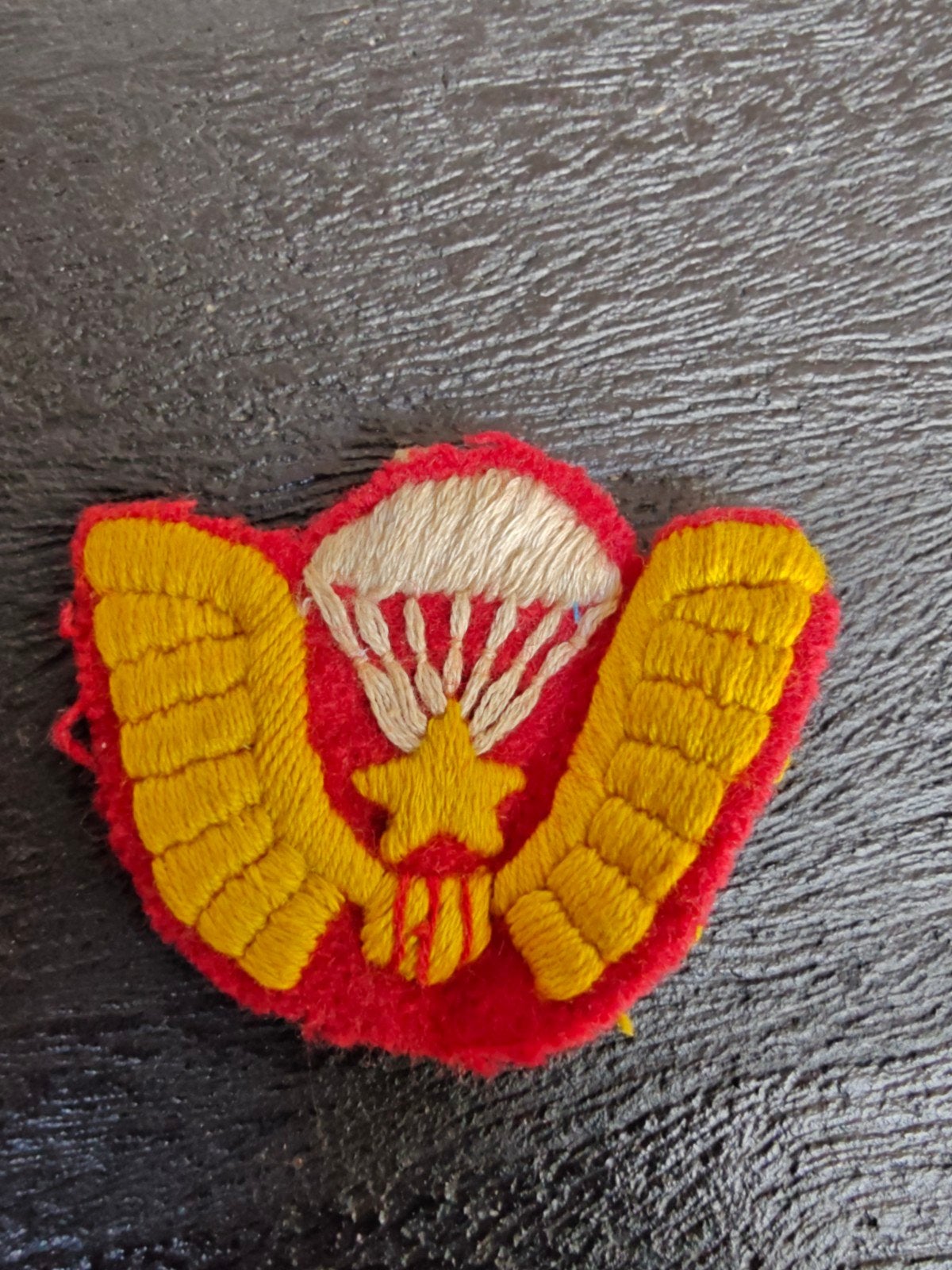 Handgemaakt  para embleem Zuid Vietnam, Verzamelen, Militaria | Algemeen, Ophalen of Verzenden, Landmacht, Nederland, Embleem of Badge