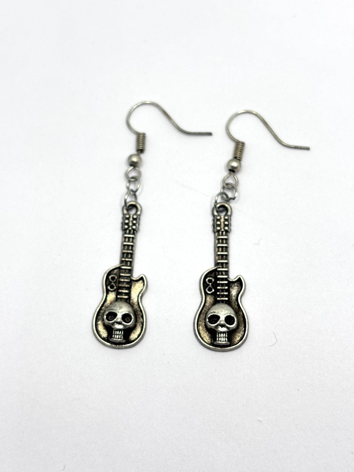 Vintage gitaar oorbellen met doodshoofd - Zeldzaam, Overige materialen, Ophalen of Verzenden, Zilver, Hangers
