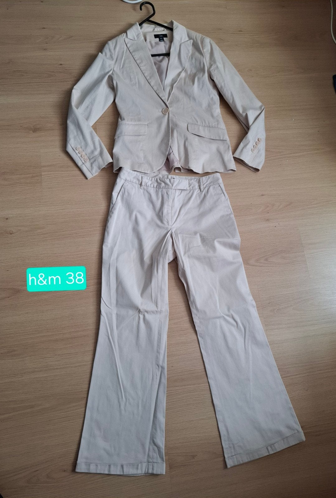 H&M damesblazer met bijpassende broek is maat 38 / damespak, Maat 38/40 (M), H&M, Kostuum of Pak, Ophalen of Verzenden