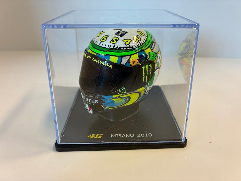 69762: Helm - MotoGP - Valentino Rossi - Misano 2010 1:5, Hobby en Vrije tijd, Modelauto's | 1:5 tot 1:12, Overige typen, Zo goed als nieuw