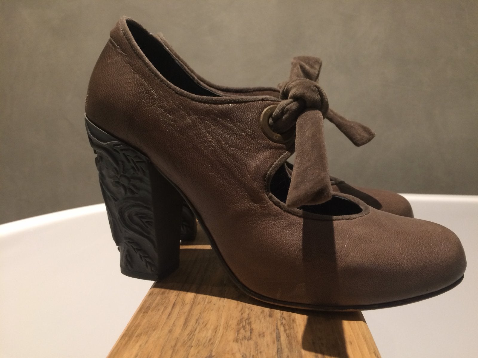 Fly London pumps maat 37 - Bruin leer met unieke hak, Ophalen of Verzenden, Gedragen, Bruin, Pumps