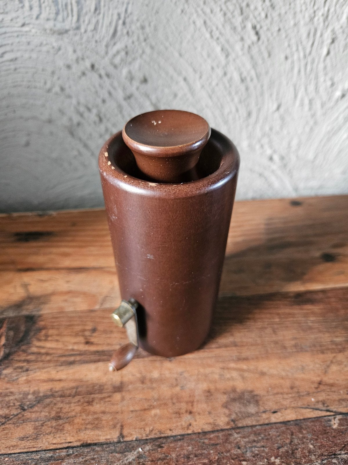 Antieke handmatige  nootmuskaatmolen van stevig hout, Ophalen of Verzenden