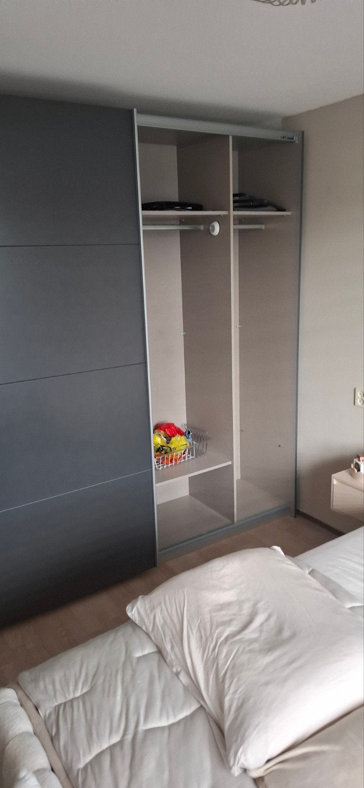 Kledingkast met schuifdeuren - Wit en Antraciet, Huis en Inrichting, Gebruikt, 200 cm of meer, Met plank(en), 150 tot 200 cm