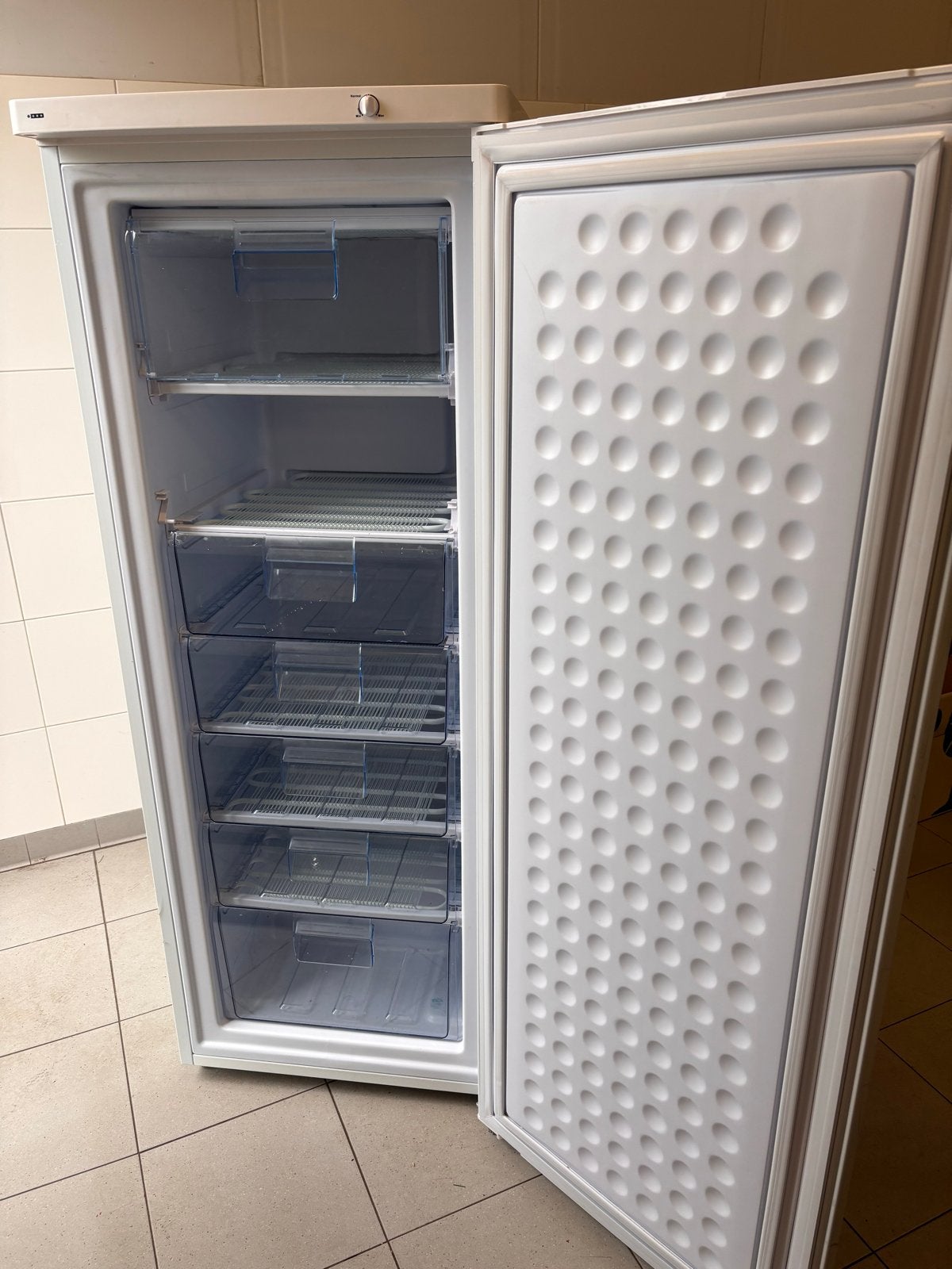 ARO UZW 1404 Vriezer - gebruikt, wel in zgs, Minder dan 60 cm, Zo goed als nieuw, 140 tot 160 cm, Vrijstaand