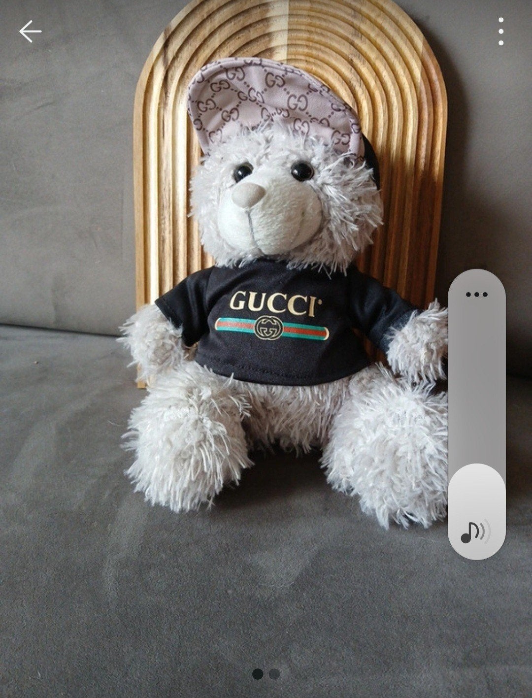 Gucci Teddybeer met pet en shirt - Zo goed als nieuw, Kinderen en Baby's, Overige merken, Overige karakters, Beer, Grijs