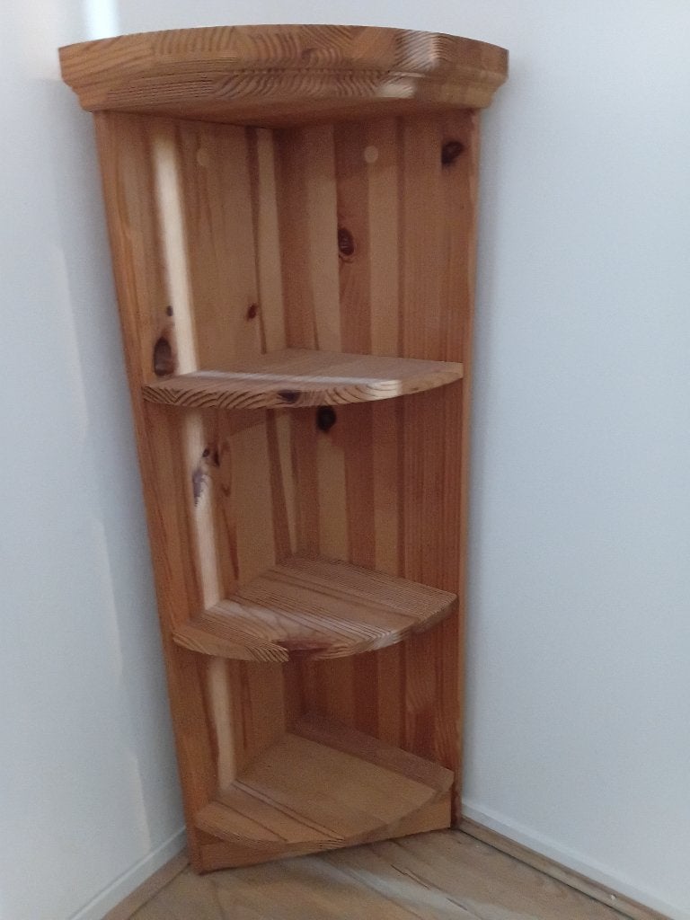 2 Wooden corner shelves - €5 each or €7 for both, Ophalen, Zo goed als nieuw
