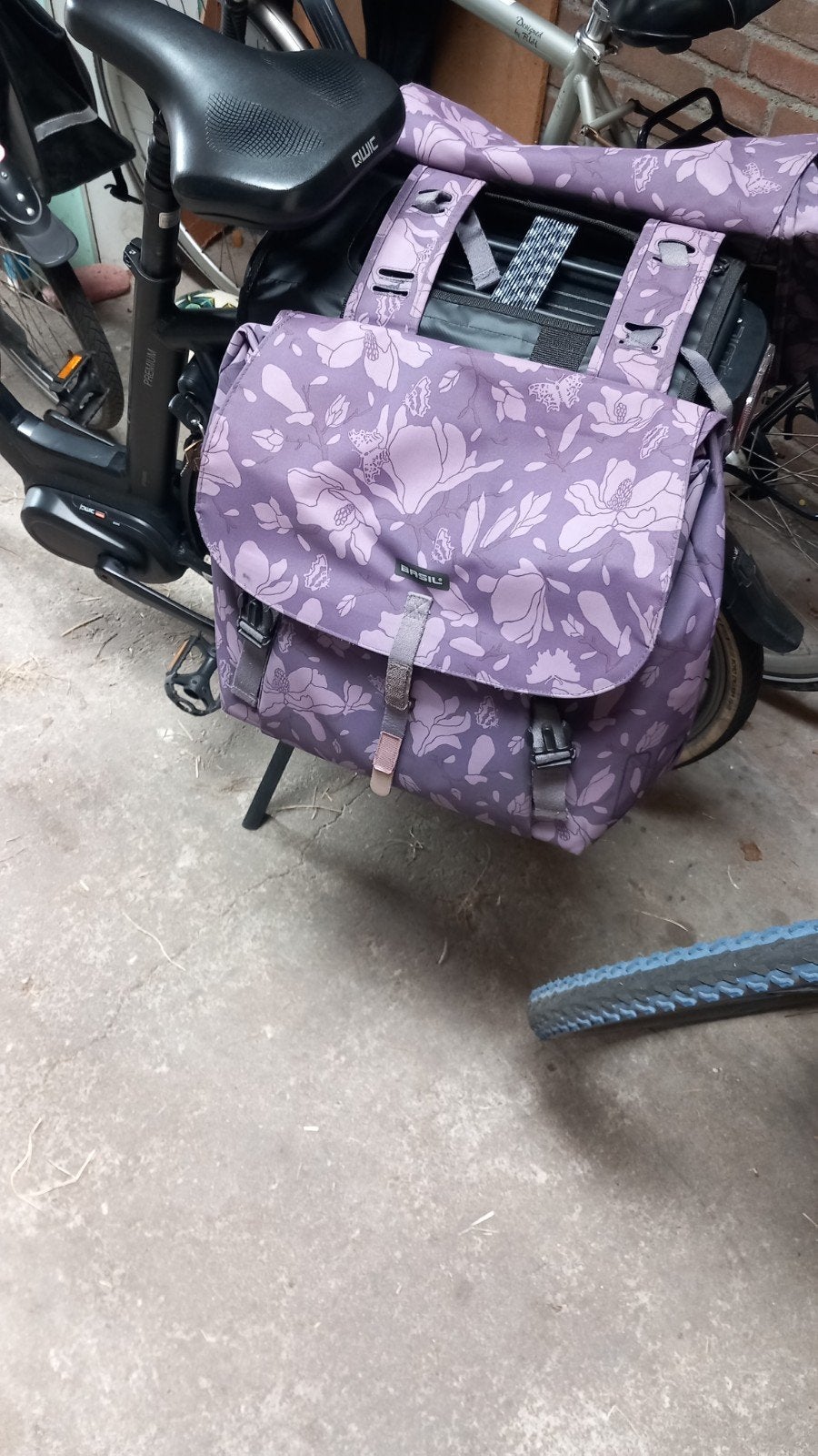 Basil fietstas paars met bloemenprint, Fietsen en Brommers, Fietsaccessoires | Fietstassen, Ophalen of Verzenden, Gebruikt, Basil