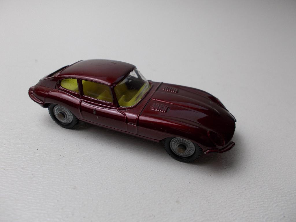 1969 Husky Models Nr.77.   2 + 2 "E" TYPE JAGUAR. I.g.st.