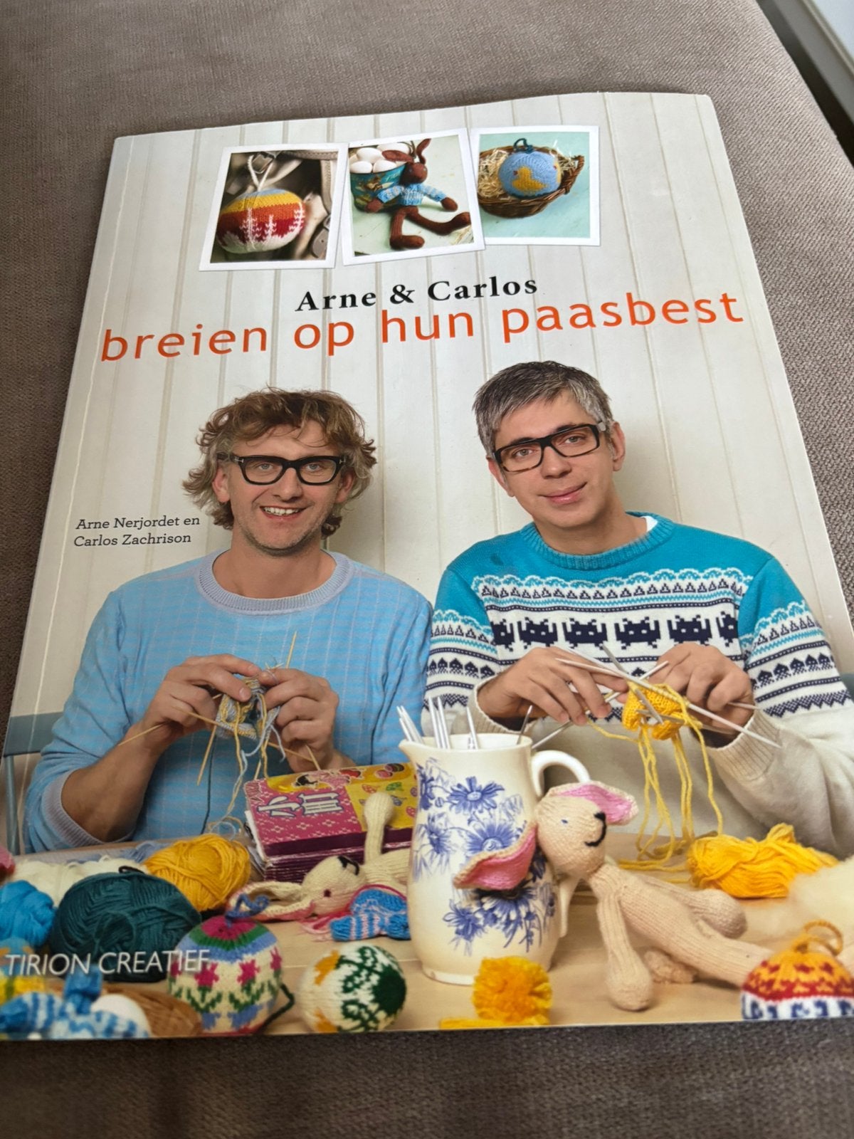 Arne en Carlos breien op hun paasbest, Ophalen of Verzenden, Zo goed als nieuw, Breien, Patroon of Boek