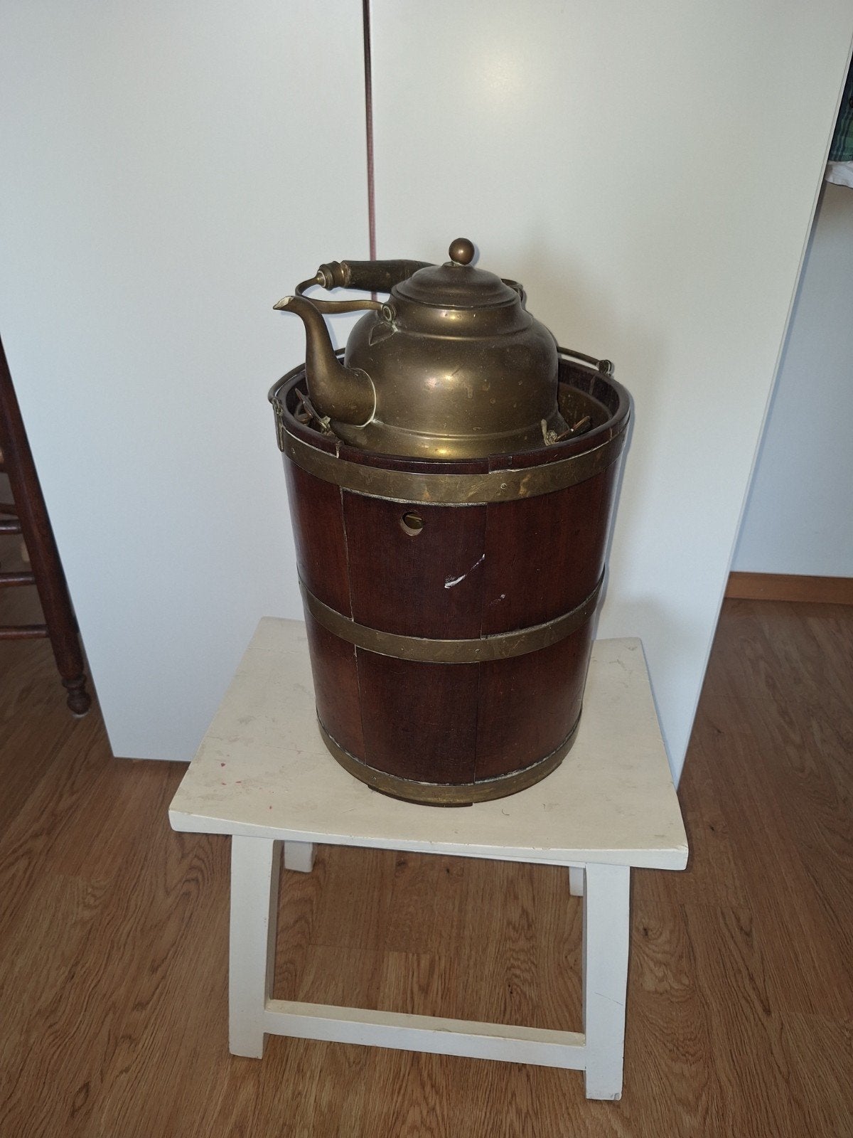Antieke koperen theeketel in houten emmer, Antiek en Kunst, Ophalen