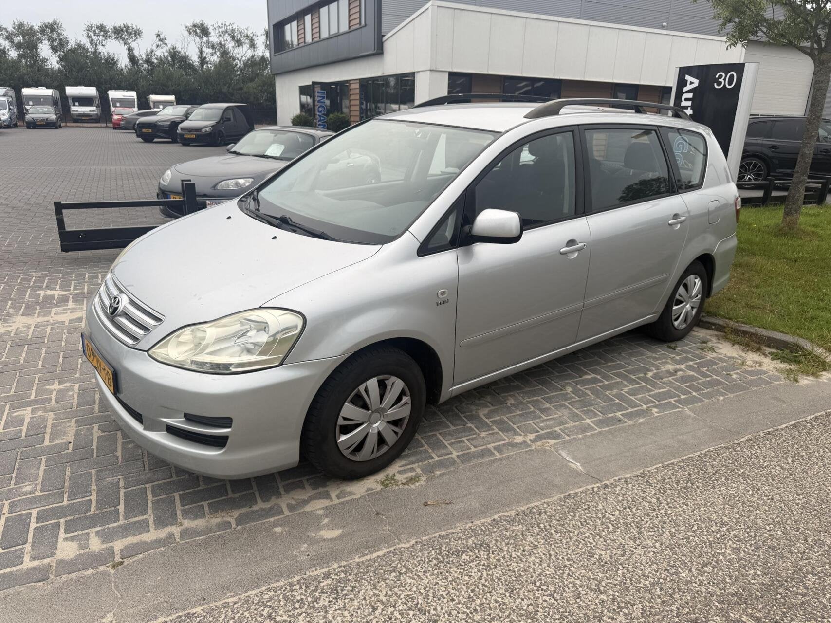 Toyota Avensis Verso 2.0i Linea Luna 7 persoons Airco,cruise, Auto's, Voorwielaandrijving, 1998 cc, Stof, Zwart