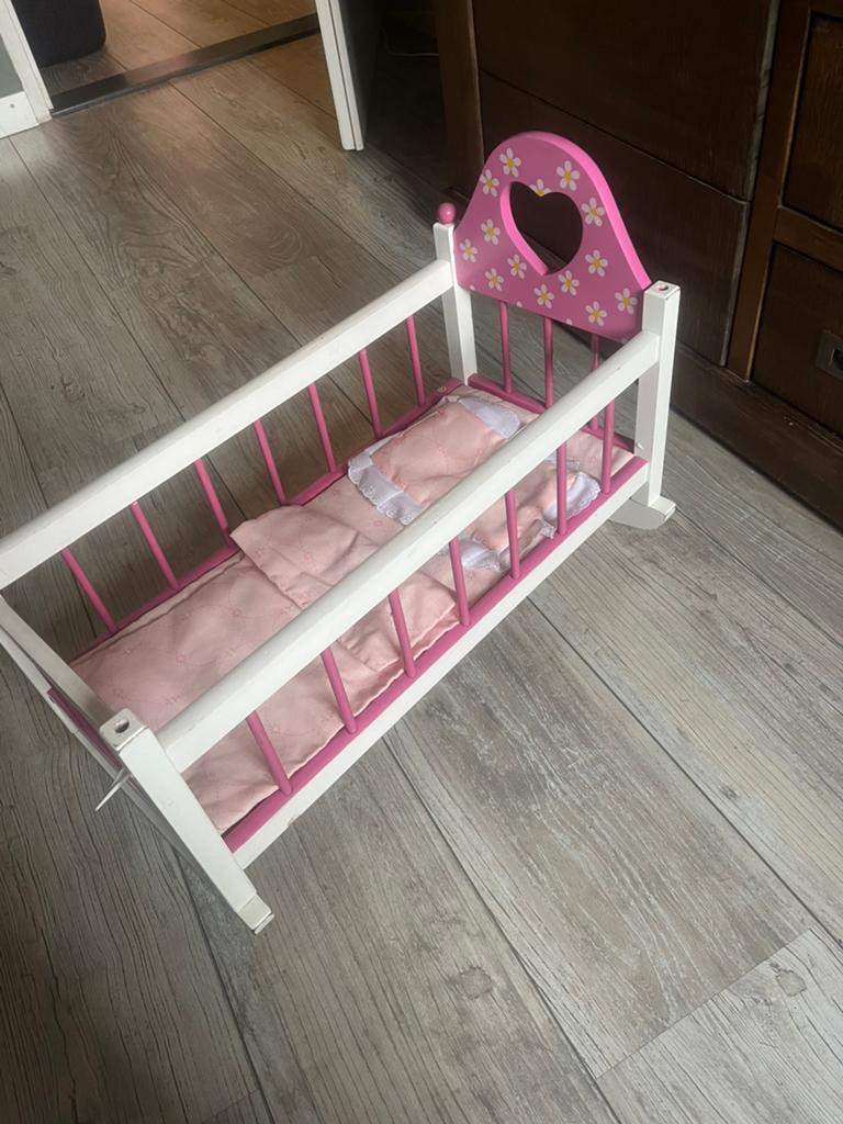 Poppenbed met toebehoren en draag reiswieg, Ophalen, Zo goed als nieuw, Babypop