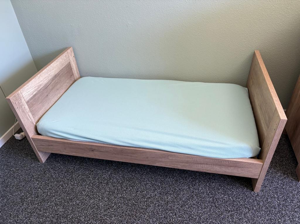 Kidsmill Brent Babybed Oldwood 70x140 cm incl. vele extra’s, Ophalen, Zo goed als nieuw, Ledikant