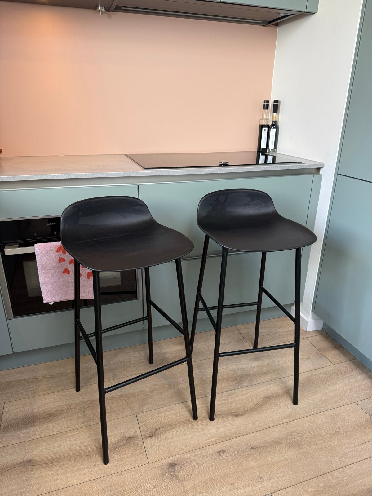 2x Normann Copenhagen Form barkrukken zwart hoog model, Ophalen, Kunststof, Met voetsteun, Zo goed als nieuw