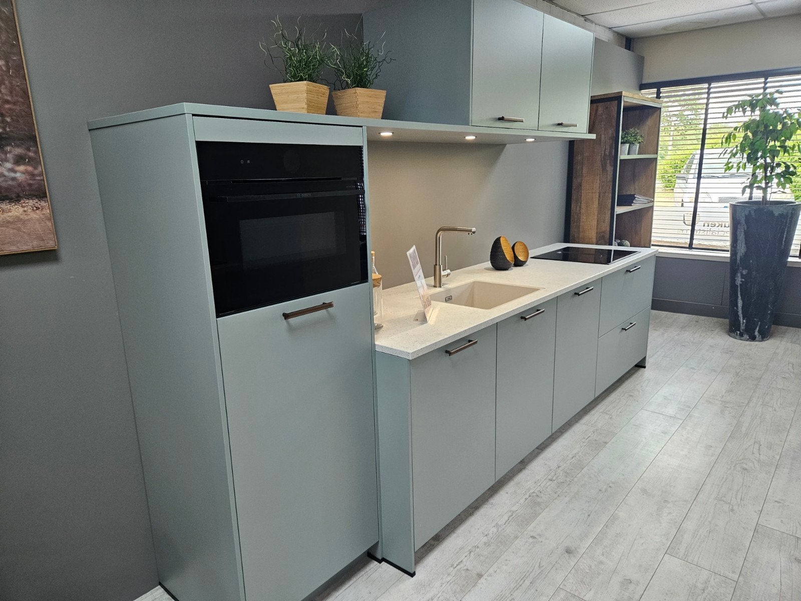 Showroomkeuken Eucalyptus met Dekton blad, Ophalen, Nieuw, 200 cm of meer, 50 tot 75 cm