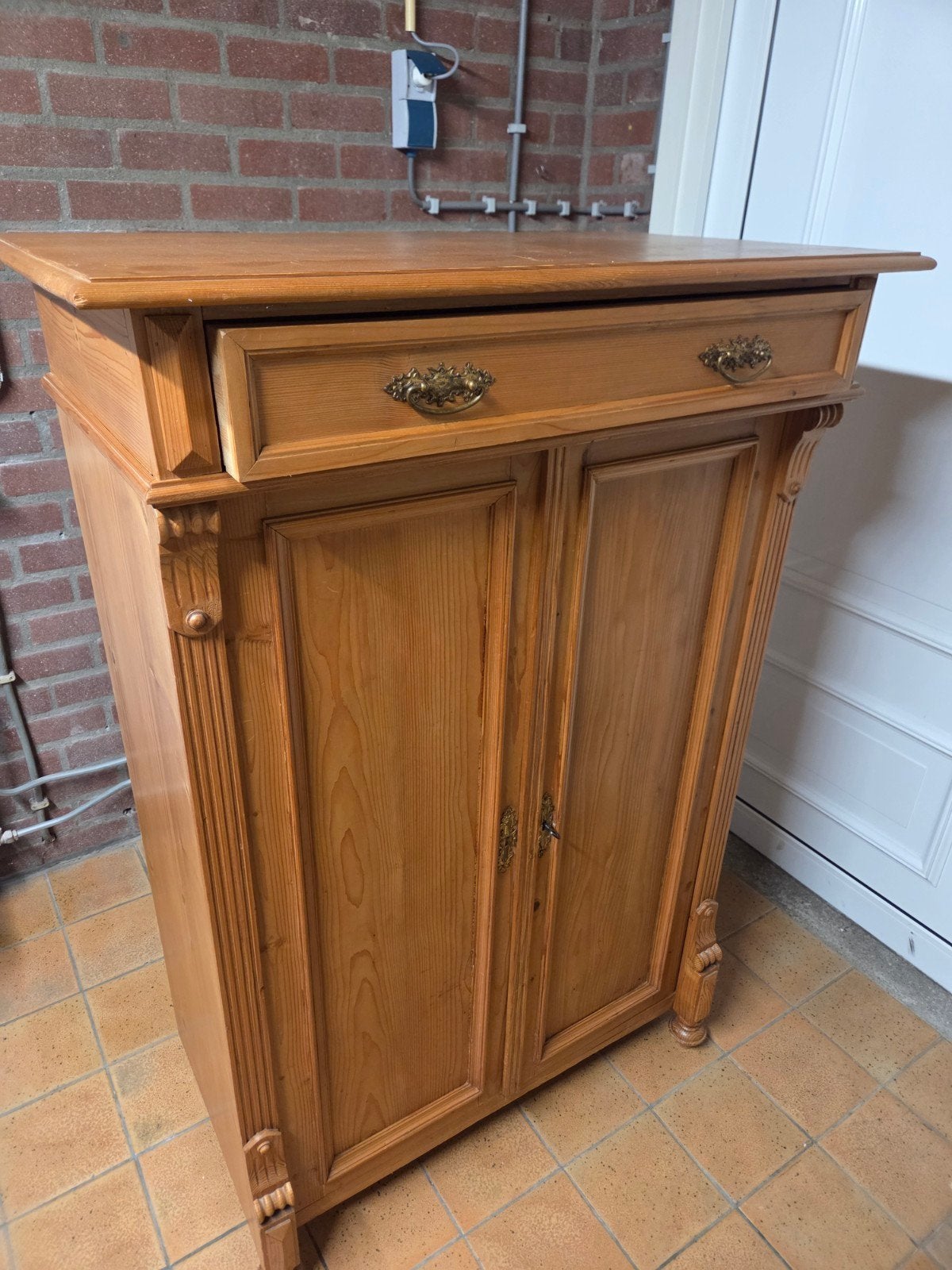 Meidenkast, Ophalen