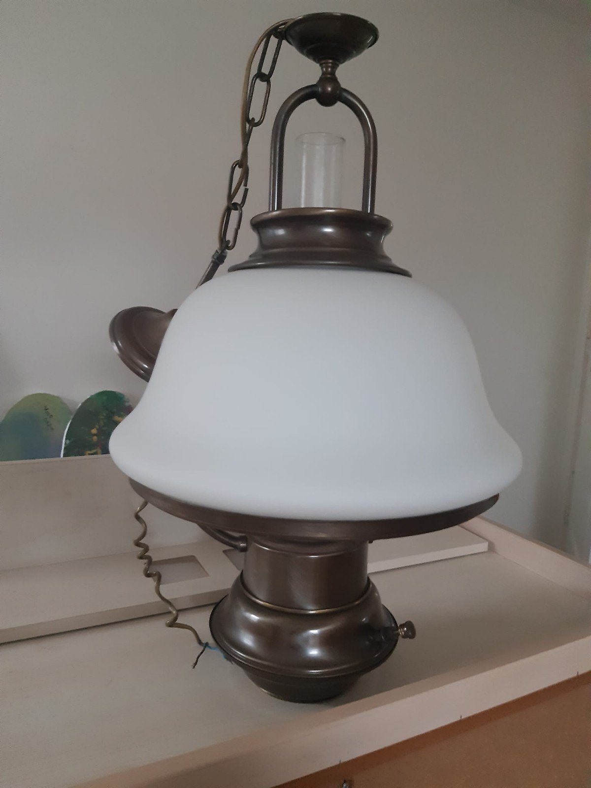 Antieke hanglamp met melkglas kap, Ophalen