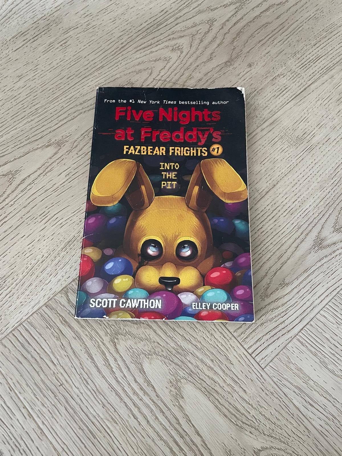 Scott Cawthon FNAF fazBear Frights into the pit, Ophalen of Verzenden, Gelezen