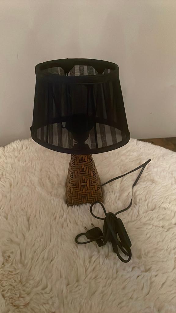 Tafellamp met rieten voet en zwarte kap, Huis en Inrichting, Lampen | Tafellampen, Gebruikt, Minder dan 50 cm, Hout, Ophalen of Verzenden