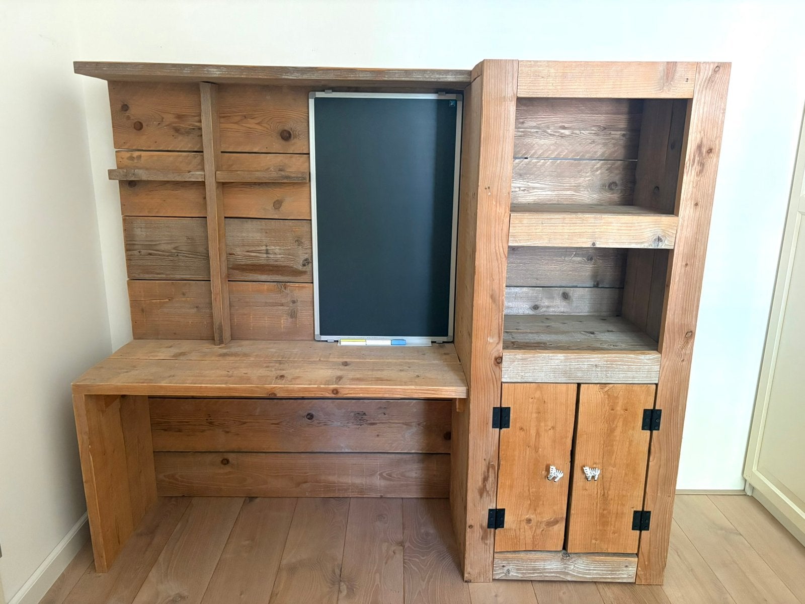 Steigerhouten kinderbureau met krijtbord, Ophalen, Zo goed als nieuw
