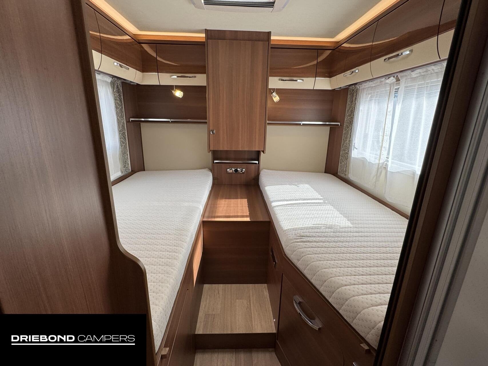 Lmc I735 Explorer Automaat Enkele Bedden Hefbed Zonnepaneel, Caravans en Kamperen, Campers, Airbags, 7 tot 8 meter, Bedrijf, Diesel