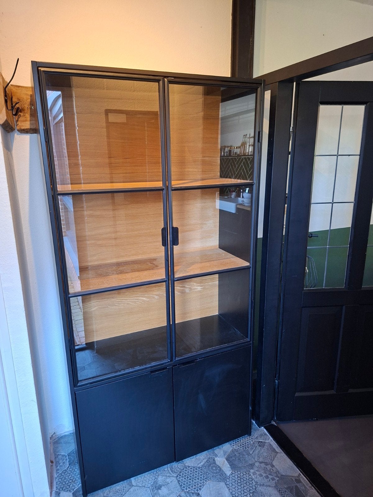 Moderne Servieskast Zwart met Glas en Houten Planken, Ophalen, 50 tot 100 cm, Zo goed als nieuw, Modern industrieel