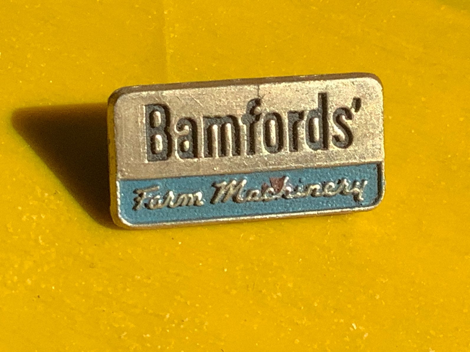 Broche speldje Bamford’s landbouw landbouwmacines, Ophalen of Verzenden, Gebruikt, Overige onderwerpen, Speldje of Pin