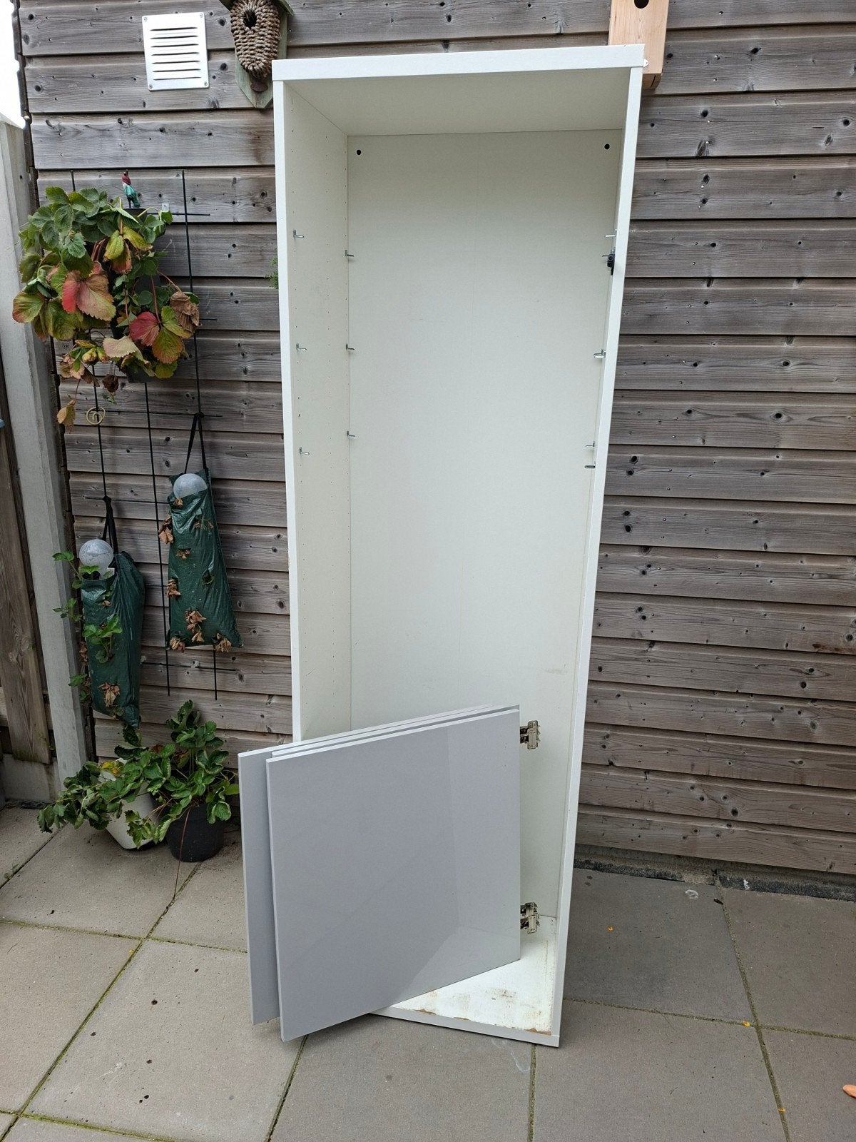 IKEA BESTÅ kast  met 3 grijze glans deuren en planke