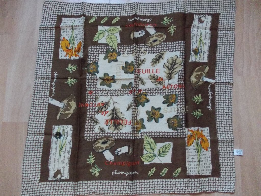 Vierkant bruin sjaaltje met herfsttinten., Kleding | Dames, Ophalen, Zo goed als nieuw, Maat 38/40 (M), Sjaal