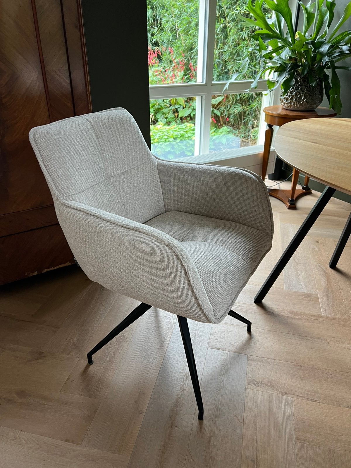 4 Eetkamerstoelen (draaibaar) OForm, Ophalen, Zo goed als nieuw