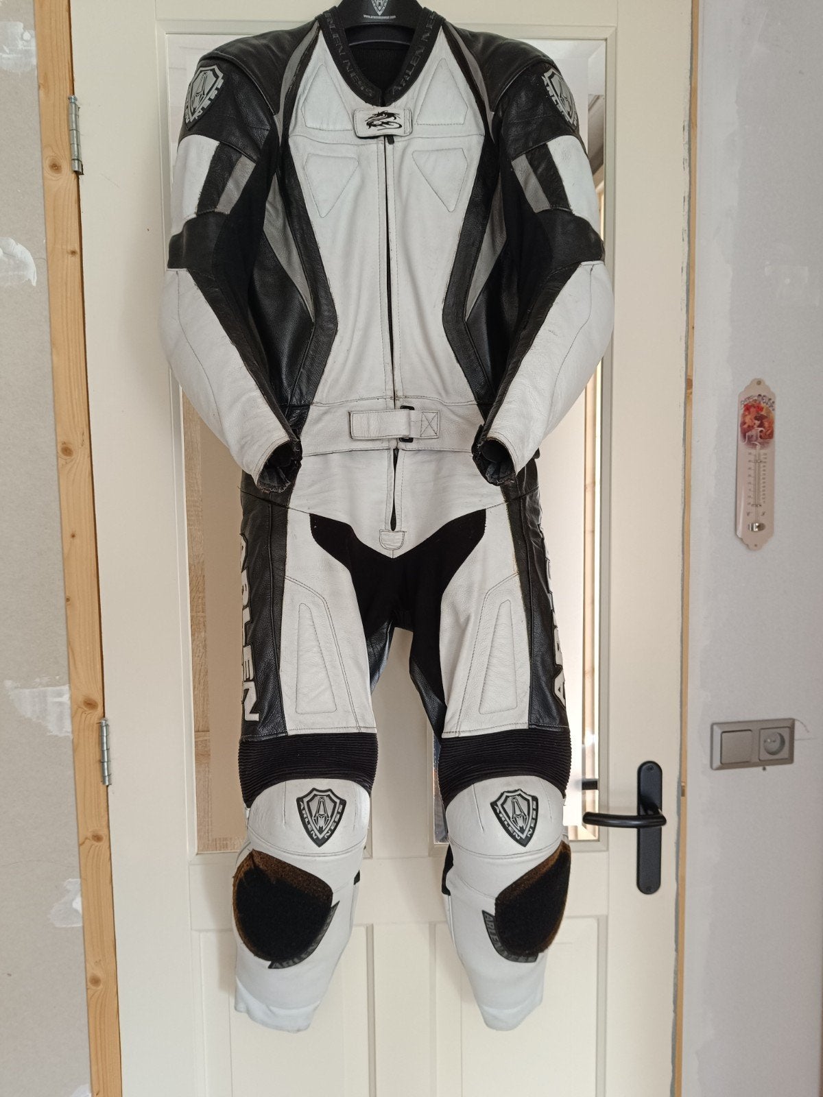 Arlen Ness Motorpak Leer Zwart/Wit Maat 50, Motoren, Kleding | Motorkleding, Arlen Ness, Ophalen of Verzenden, Tweedehands, Heren