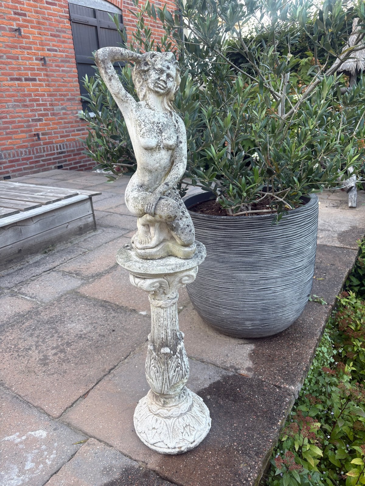 Vintage Tuinbeeld Vrouw op Sokkel - Klassieke Decoratie, Ophalen, Gebruikt, Beton, Mensenbeeld