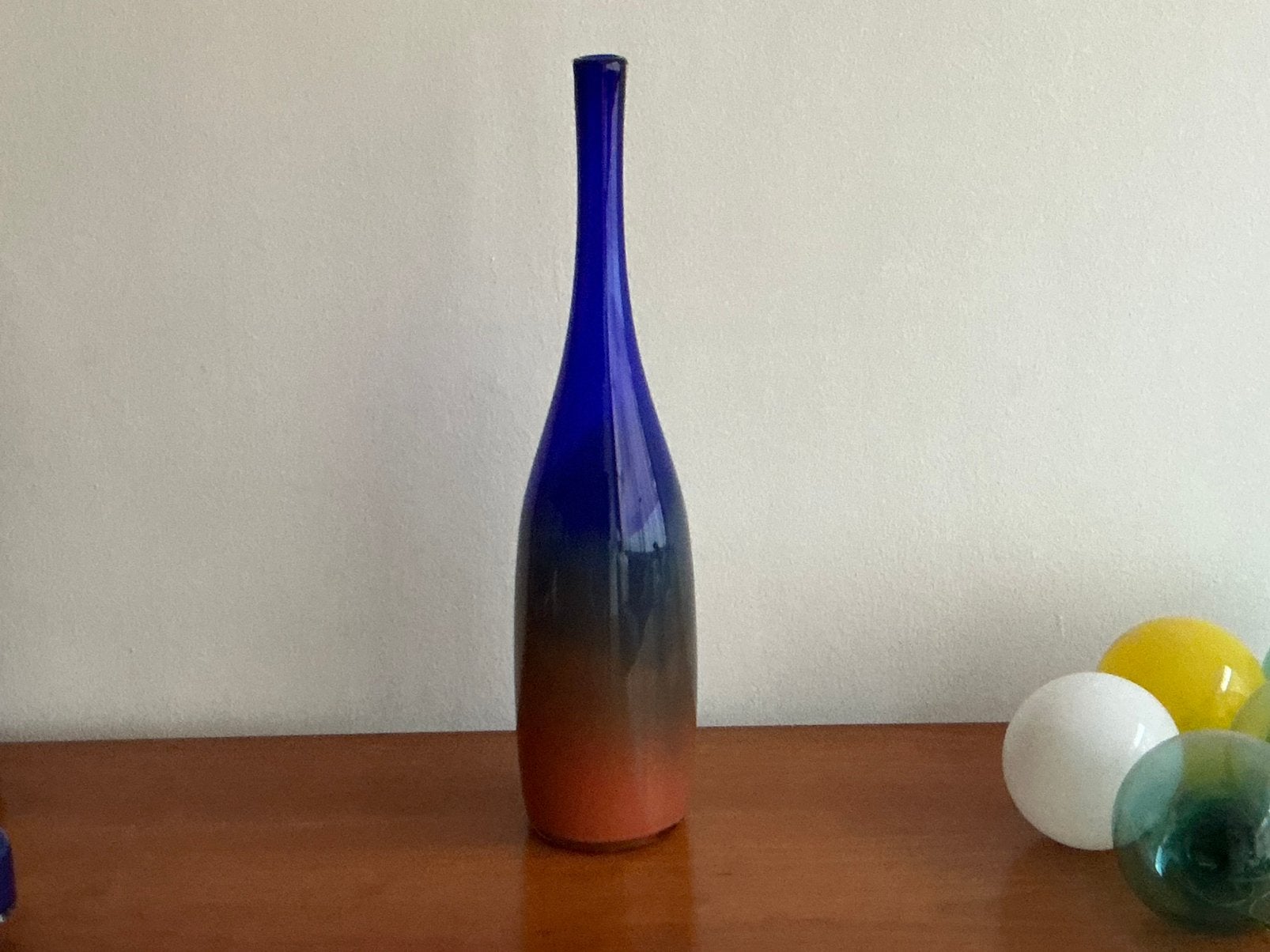 Floris Meydam: serica flesvaas oranje/blauw 45 cm Leerdam, Antiek en Kunst, Ophalen of Verzenden