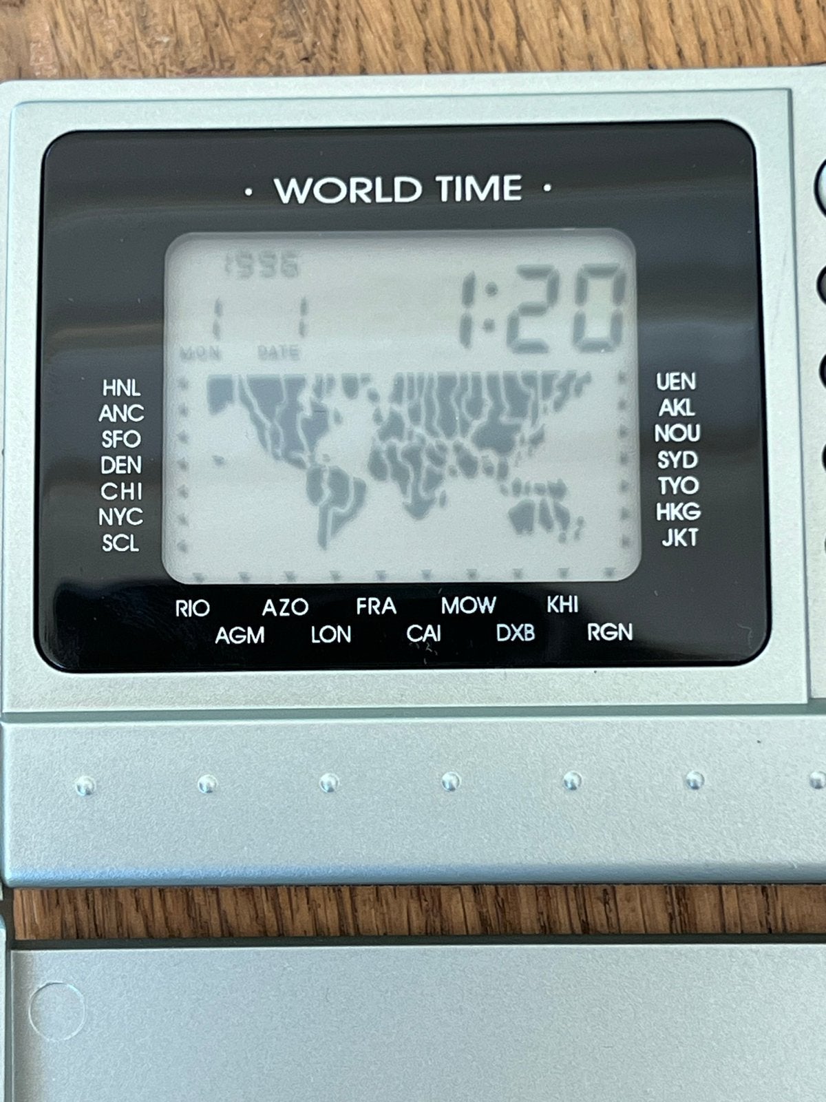 World Time Klok - Digitale Reiswekker met Wereldtijden, Huis en Inrichting, Ophalen, Zo goed als nieuw, Zilver, Digitaal