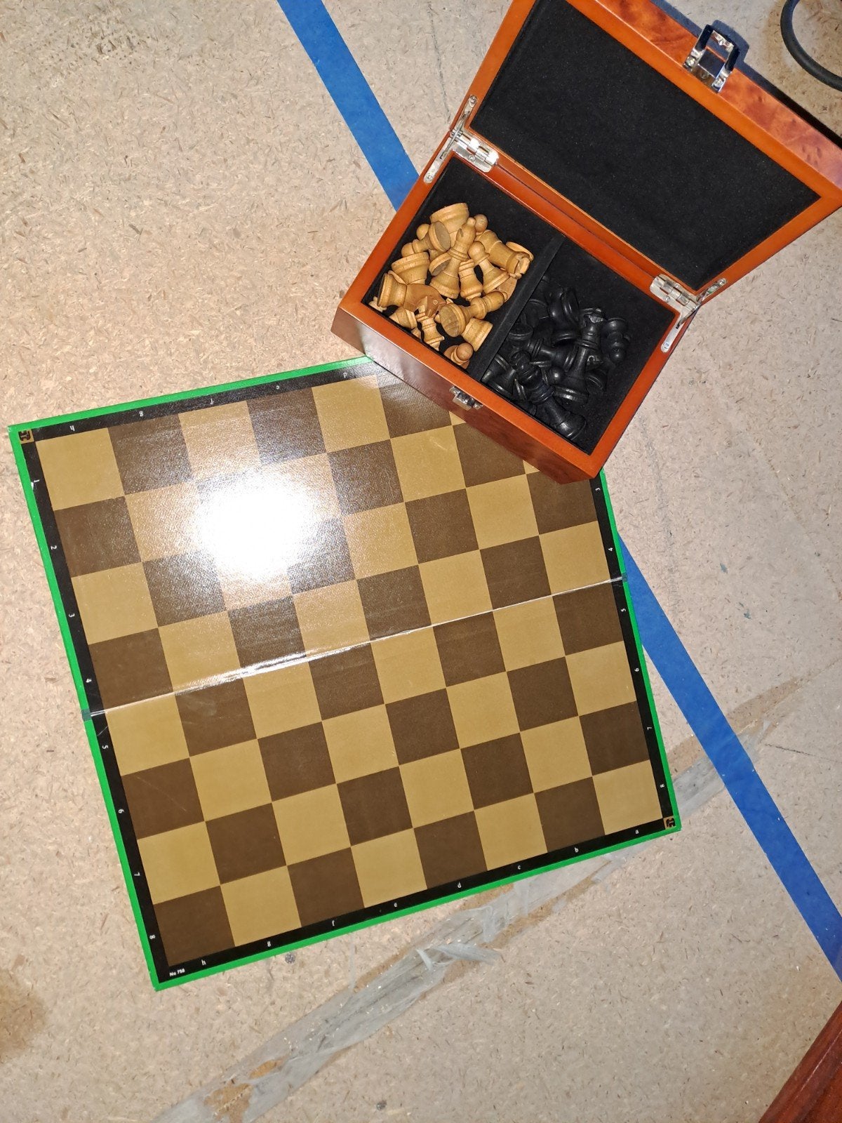Schaakspel met opvouwbaar bord en houten stukken, Een of twee spelers, Ophalen of Verzenden, Gebruikt, Reisspel