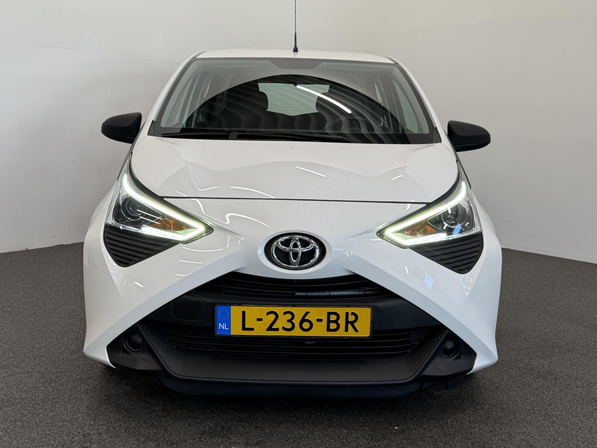 Toyota Aygo 1.0 VVT-i x-fun Airco Bluetooth Centrale vergren, Voorwielaandrijving, Stof, Gebruikt, Euro 6