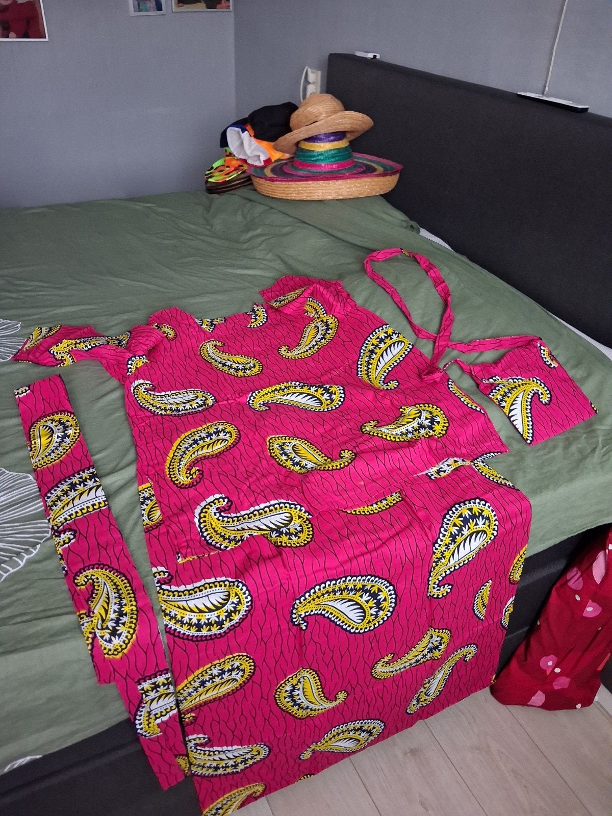 Afrikaanse set: jurk, shirt, tasje en haardoek in roze print, Kleding | Dames, Handgemaakt, Ophalen, Zo goed als nieuw