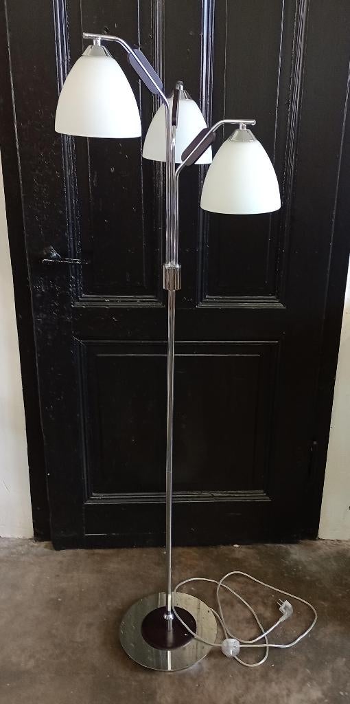 Vloerlamp met 3 witte kappen en chromen stang en voet, Ophalen, Gebruikt, Glas, 150 tot 200 cm