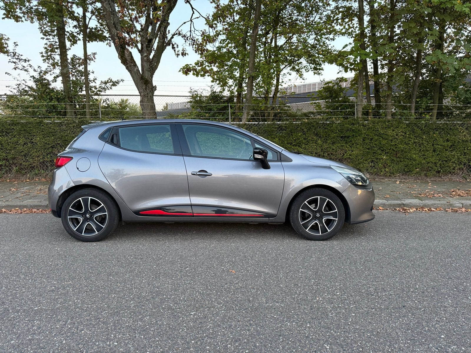 Renault Clio 1.2 54KW 5-DRS 2013 Grijs Weekend actie!, Voorwielaandrijving, 49 €/maand, 1200 kg, Handgeschakeld