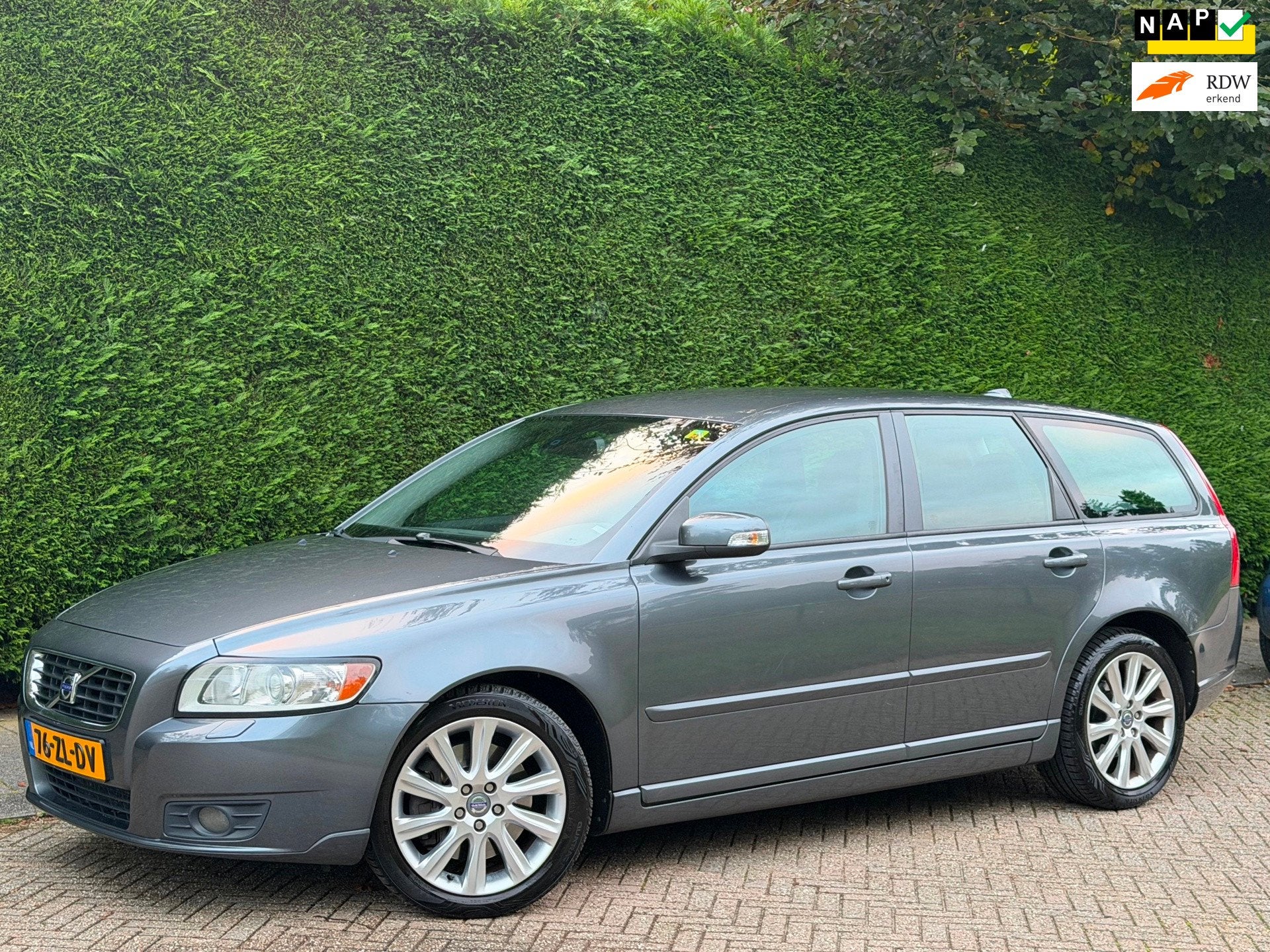 Volvo V50 2.4 D5 Edition I RIJDT SUPER!/AUTOMAAT/1E EIG/APK, Auto's, Stof, Gebruikt, Zwart, 1436 kg