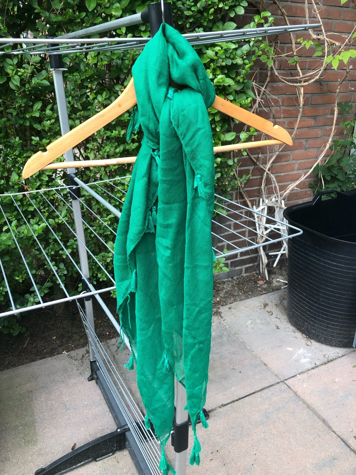 Groene HEMA sjaal met kwastjes, Kleding | Dames, Ophalen of Verzenden, Zo goed als nieuw, Maat 38/40 (M), Sjaal