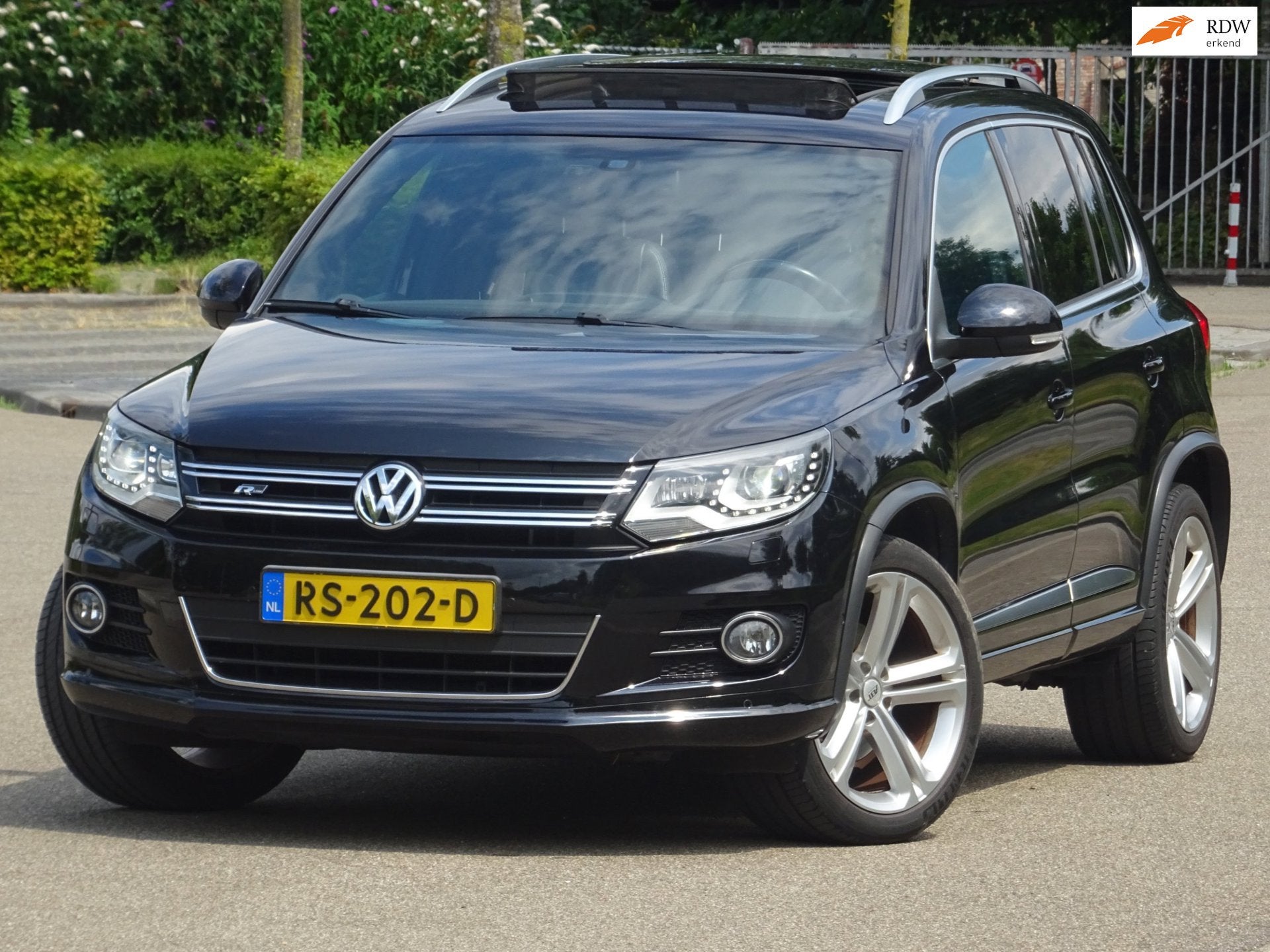 Volkswagen Tiguan 2.0 TDI Sport 4Motion R-line Edition FULL, Auto's, Automaat, 1588 kg, Gebruikt, Zwart