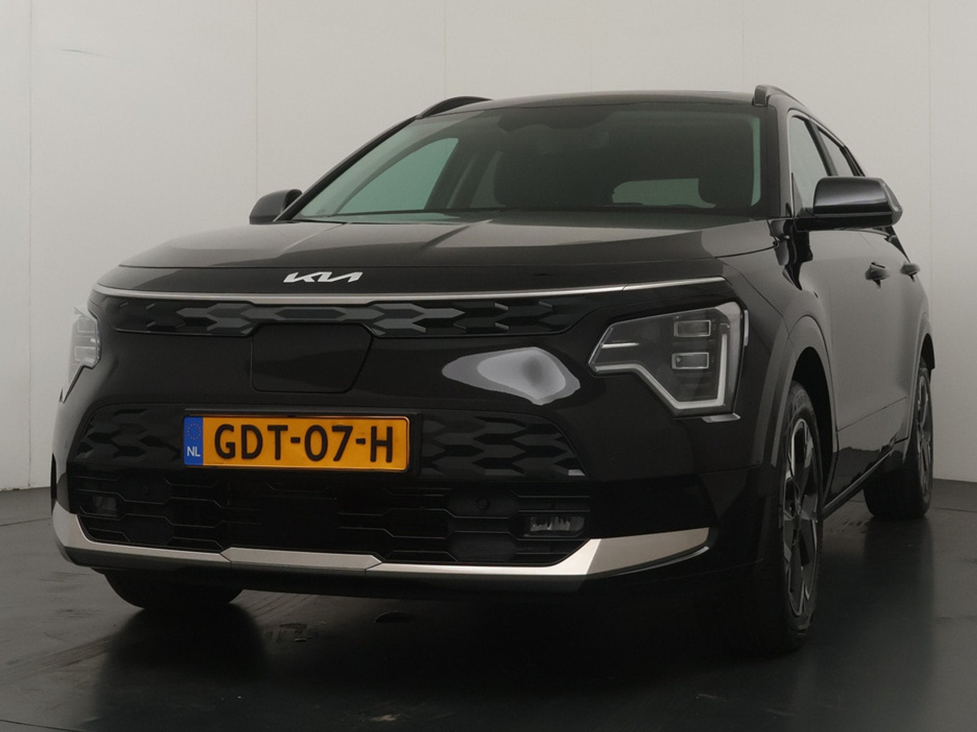 Kia Niro EV DynamicPlusLine 64.8 kWh - Trekhaak - Schuif/kan, Auto's, Gebruikt, 1657 kg, Leder en Stof, Zwart