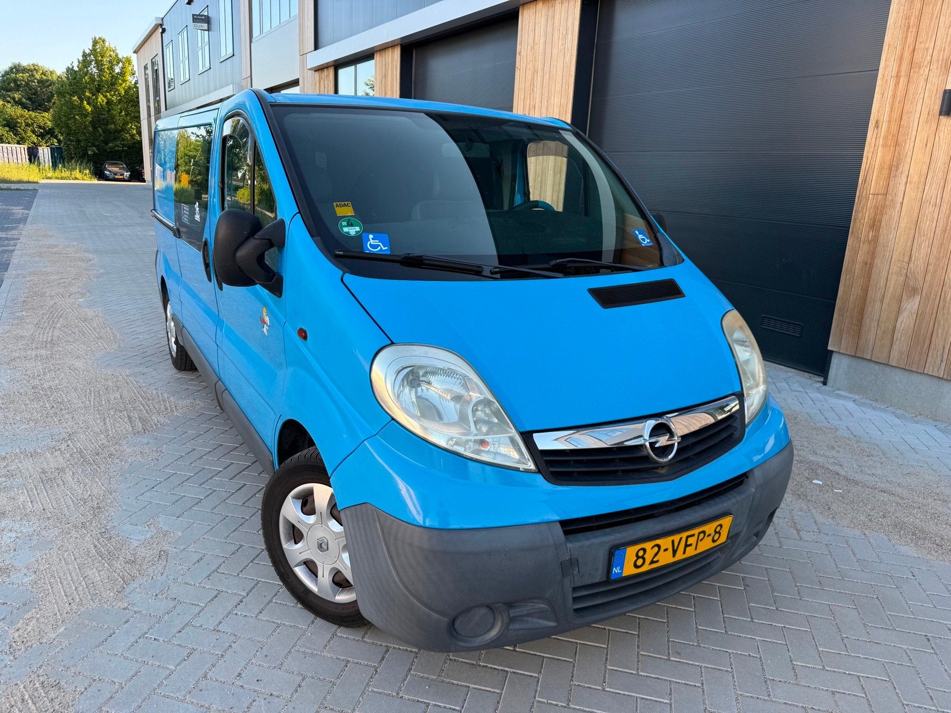 Opel Vivaro 2.0 CDTI L2H1 DC (bj 2007) Airco Rolstoelbus Cam, Auto's, Bestelauto's, Voorwielaandrijving, Stof, 4 cilinders, Blauw