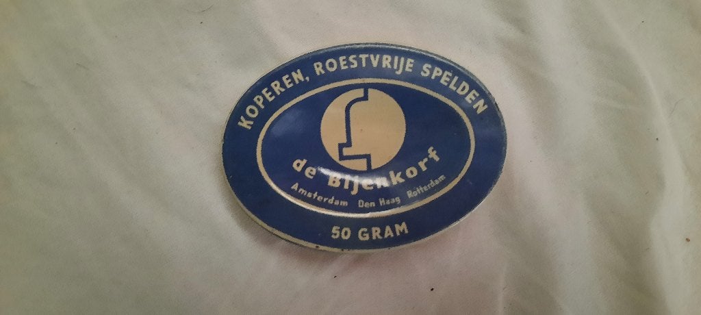 Vintage De Bijenkorf Koperen Roestvrije Spelden Doosje, Ophalen of Verzenden