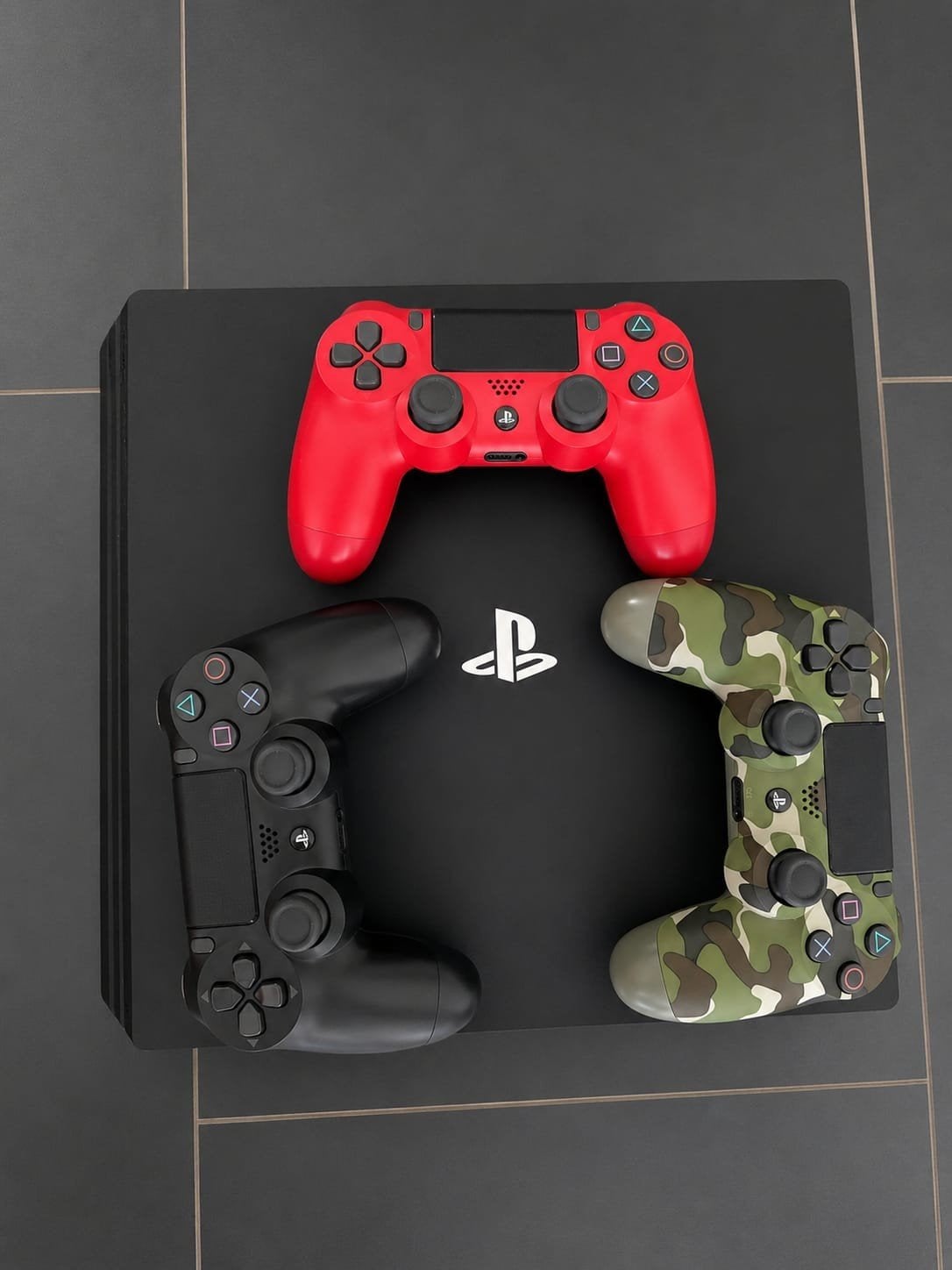 PS4 1TB met 3 controllers, Verzenden