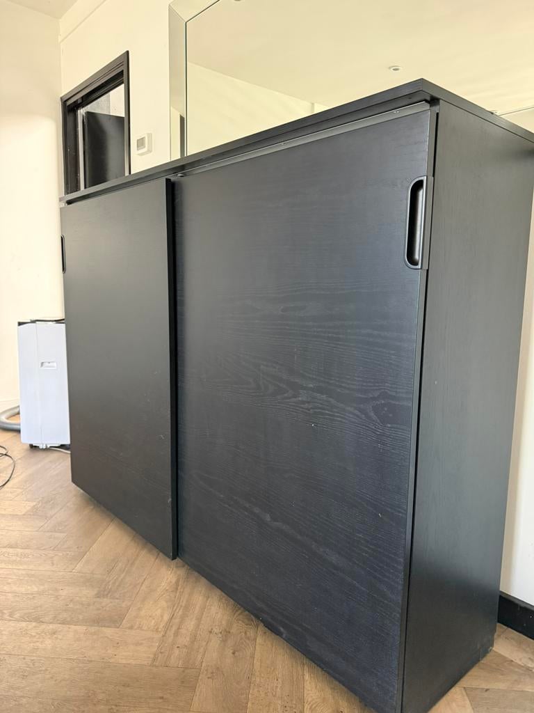 Zwarte kast met schuifdeuren en cijferslot, Ophalen, Gebruikt, 100 tot 150 cm, 150 tot 200 cm